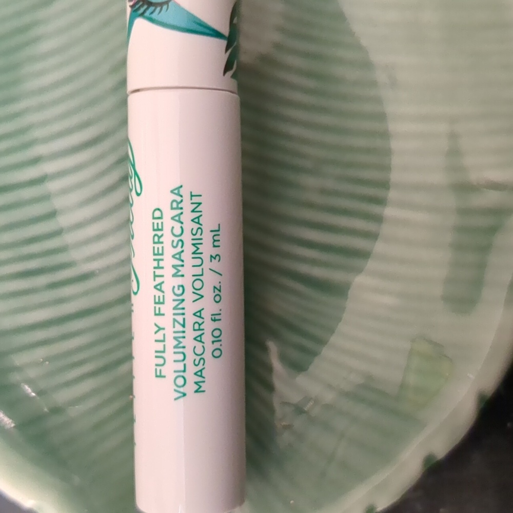 Volumizing Mascara - Picture 2 of 3